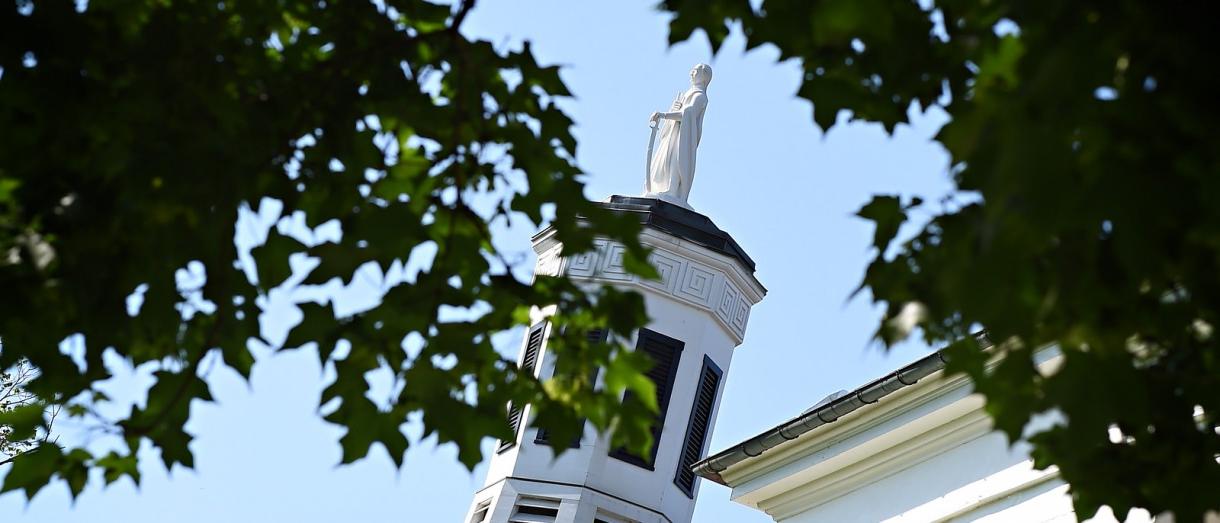 Photo of Washington Statue on the top of Washington Hall